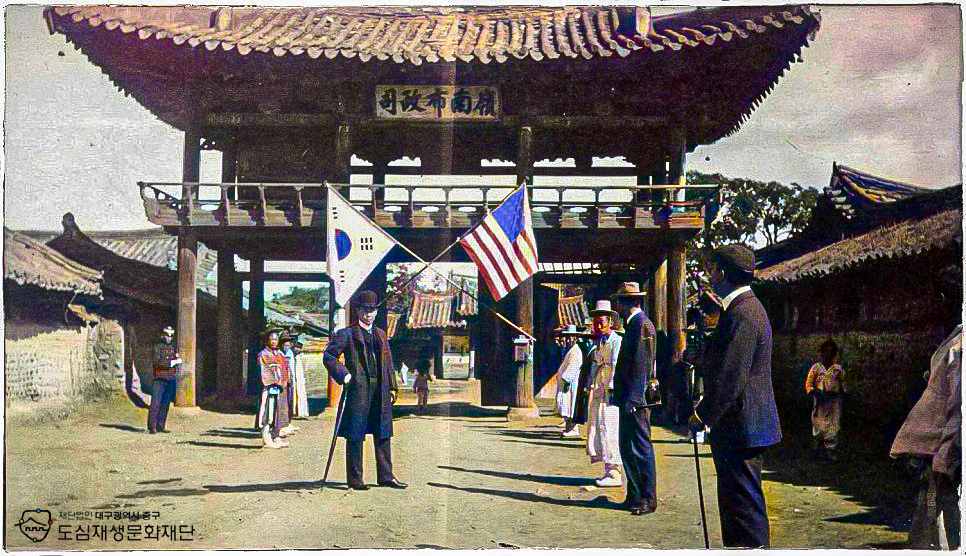 1904년 태극기와 성조기 내걸린 영남포정사.jpg