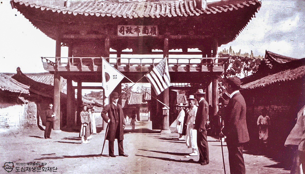 1905년 경상감영 정문 영남포정사.jpg