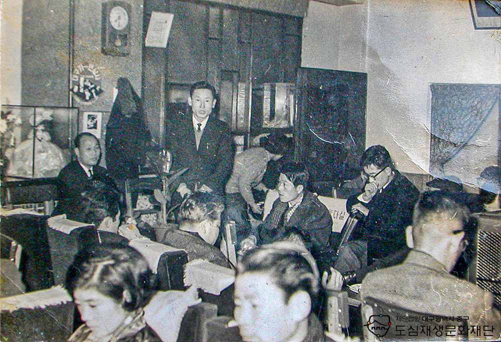 500000 윤장근 돌아온 사랑 출판기념회에 참석한 문인들.jpg