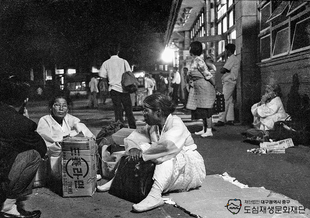 700626 대구역에서 통금해제 기다리는 시민들.jpg 700626 대구역에서 통금해제 기다리는 시민들.jpg