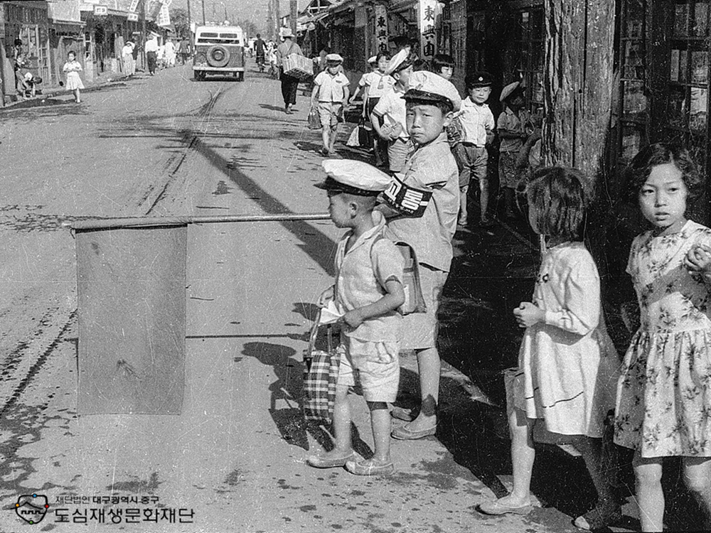 600000 동인국민학교생 횡단보도 교통정리.jpg