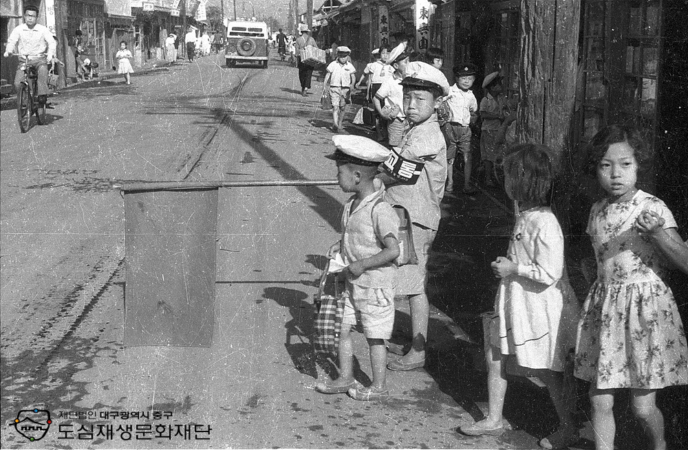 600000 동인국민학교 어린이 교통 정리.jpg