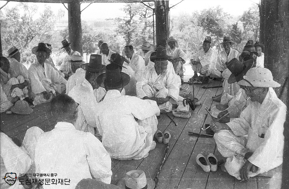 600000 달성공원 망경루와 노인들1.jpg