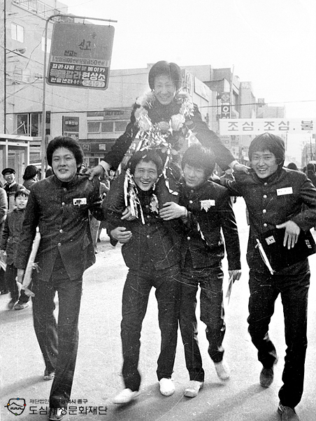 700000 동성로에서 기마타는 졸업생.jpg