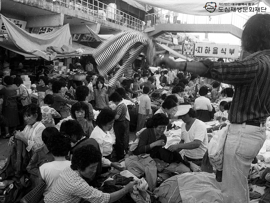 820000 서문시장 골목 점포.jpg